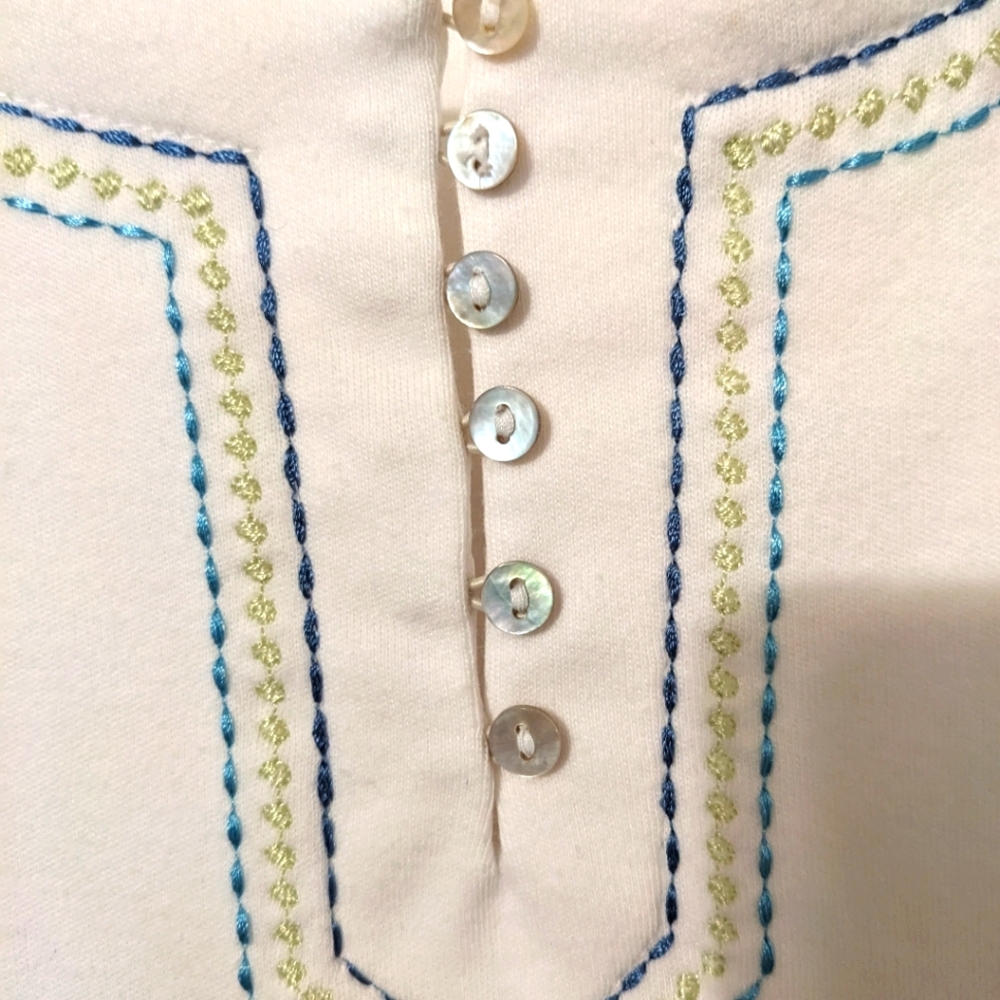Women's Top with embroidery accents size XL 3/4 Sleeves
